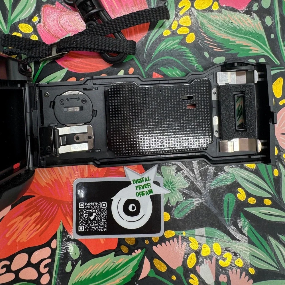 Minolta Maxxum 400si 35mm SLR Film Camera with 35-80mm Lens and Strap